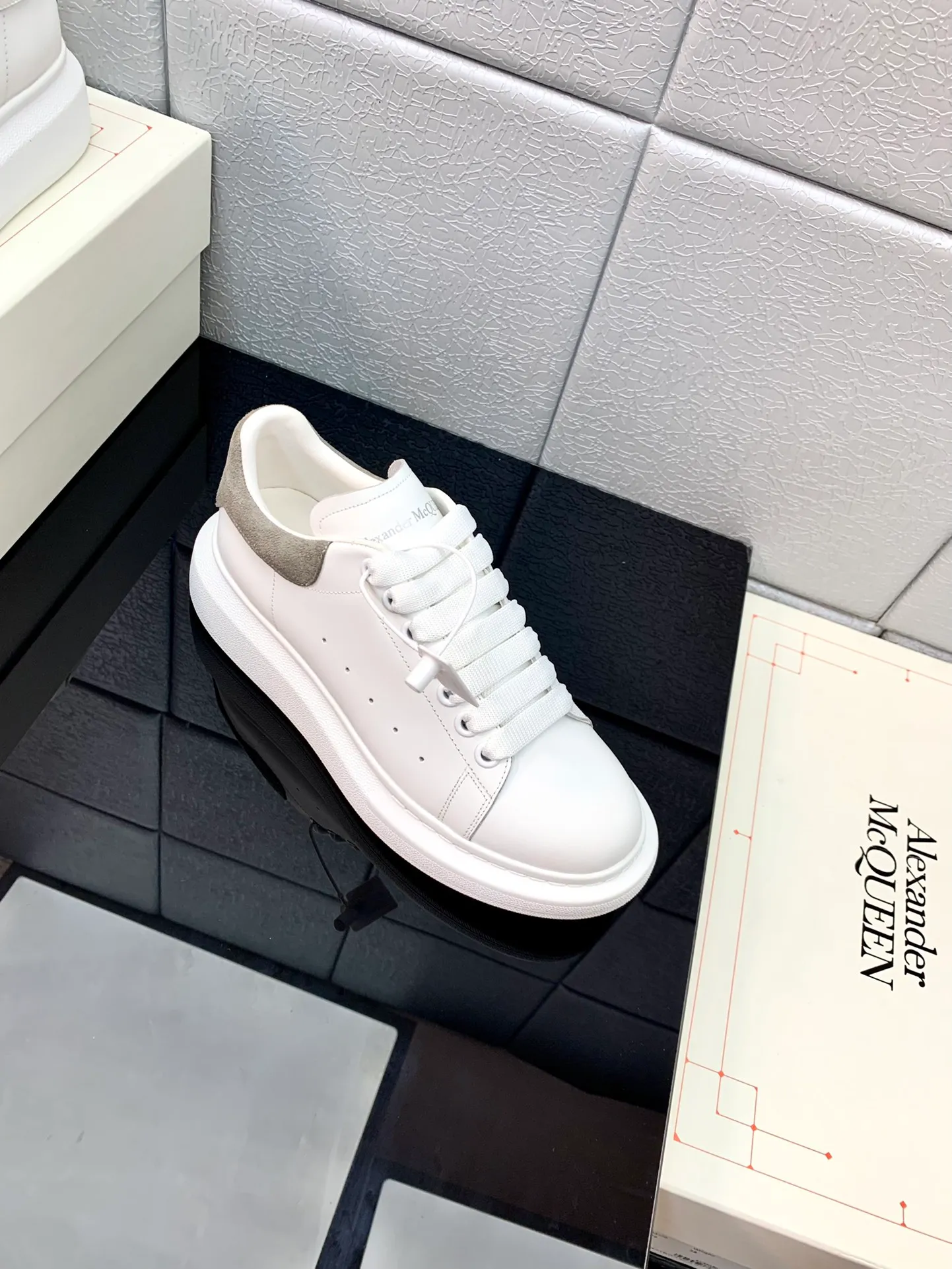 👟👟Ex-factory price👟👟Ex-factory price 480👟👟 Women's shoes Women's clothing 2022 latest upgraded version The latest McQueen white shoes original 1⃣: 1⃣ perfect replica ☑Delivery latest counter full set of packaging🎁Full series of color styles are constantly updated🥳🥳 🔺Fabric: Customized original matte silk cowhide 🔺Inner lining: imported water-dyed sheepskin lining/original customized soft cowhide pad 🔺Feet: ultra-clear high temperature air pressure logo➕soft latex pad 🔺outsole: rubber T👟👟factory price👟👟factory price U vacuum bottom/I👟👟factory price👟👟factory price original foam bottom, thick bottom about 4cm 🔺Size: Female M34-40 Male M39-45